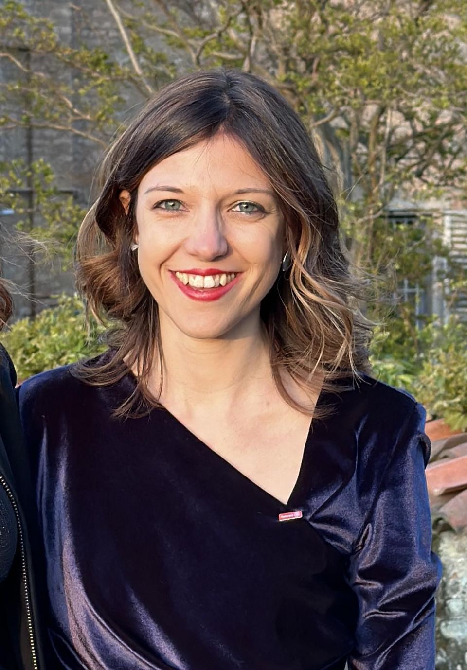 Ritratto: una ragazza sorridente, all’aperto.