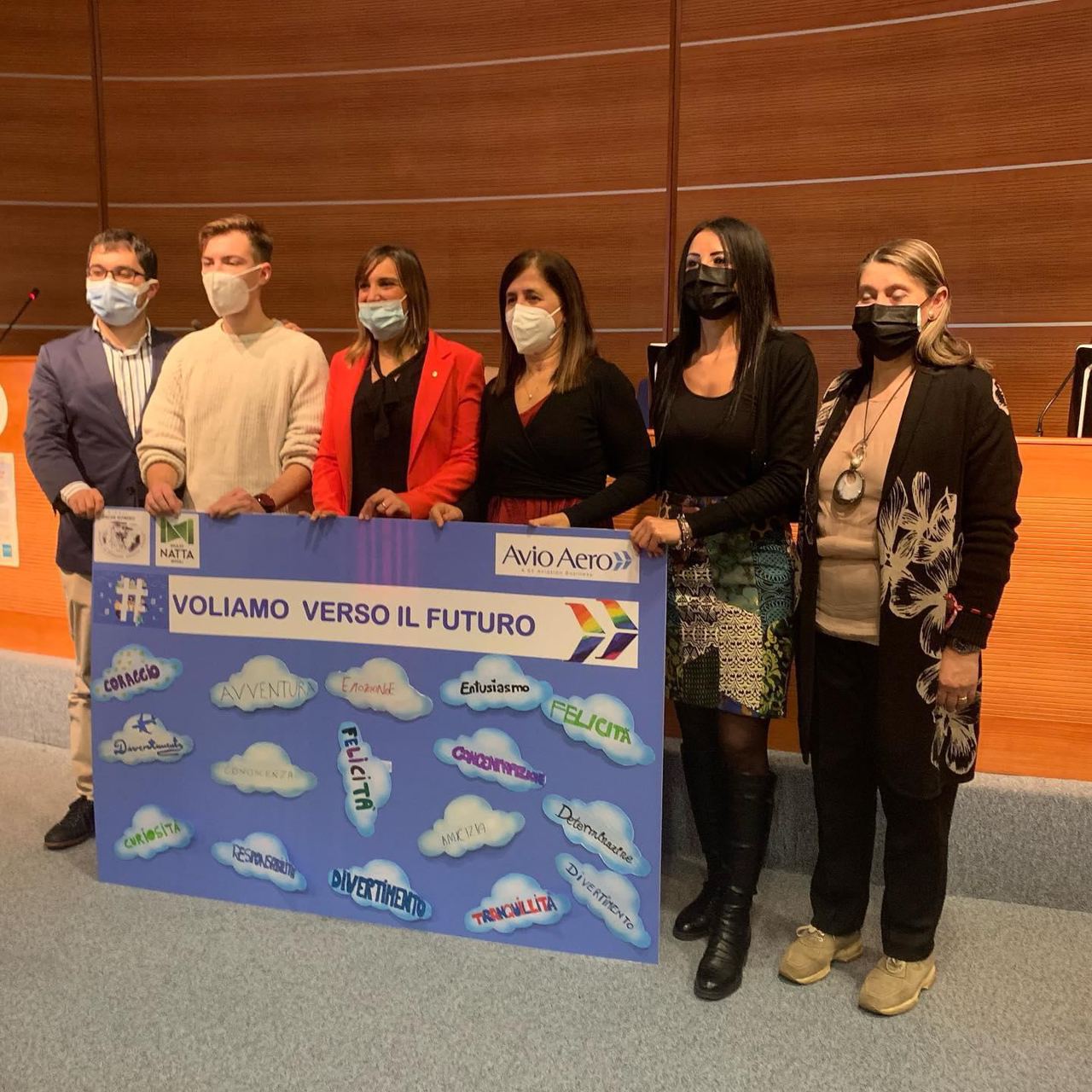 Il gruppo regge il cartellone «Voliamo verso il futuro».